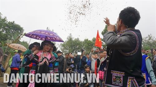 Thầy cùng thực hiện nghi thức cúng ngoài sân trước khi cô dâu bước vào nhà chồng. Ảnh: Hoàng Tâm