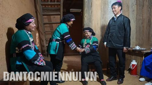 Bà mai mượn lá số của cô gái mang về đưa nhà trai để nhờ thầy so tuổi. Ảnh: Nam Sương.