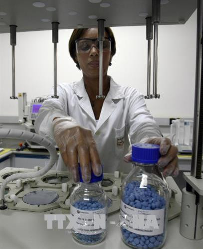 Chuyên gia y tế nghiên cứu bào chế dược phẩm điều trị bệnh sốt rét tại một phòng thí nghiệm ở Rio de Janeiro, Brazil. Ảnh: AFP/TTXVN Chuyên gia y tế nghiên cứu bào chế dược phẩm điều trị bệnh sốt rét tại một phòng thí nghiệm ở Rio de Janeiro, Brazil. Ảnh: AFP/TTXVN