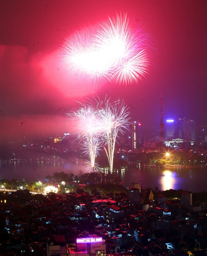 Bắn pháo hoa tại công viên Thống Nhất, Hà Nội. Ảnh: TTXVN
