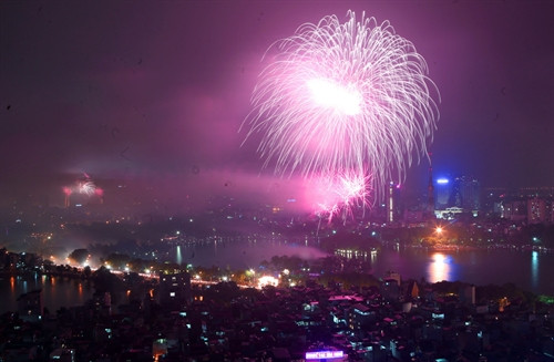 Bắn pháo hoa tại Thủ đô Hà Nội. Ảnh: TTXVN