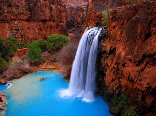 Thác Havasu nằm trong công viên Grand Canyon ở Arizona, Mỹ. Nước đổ từ trên vách đá cao 37 m xuống một hồ nước có màu xanh biếc. Thác là điểm đến hấp dẫn nhất của công viên này. Ảnh: Thousandwonders.