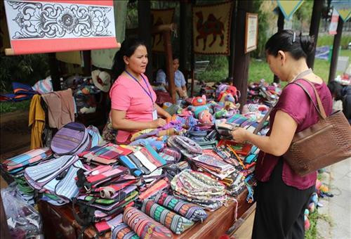 Không gian trưng bày, giới thiệu sản phẩm vải thổ cẩm. Ảnh: Hồ Cầu-TTXVN Du khách tham quan, mua sắm các sản phẩm làng nghề. Ảnh: Hồ Cầu-TTXVN Không gian trưng bày, giới thiệu sản phẩm vải thổ cẩm. Ảnh: Hồ Cầu-TTXVN Du khách tham quan, mua sắm các sản phẩm làng nghề. Ảnh: Hồ Cầu-TTXVN