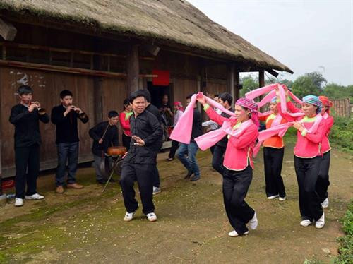 Nam nữ người Giáy hát đối đáp giao duyên Nam nữ người Giáy hát đối đáp giao duyên