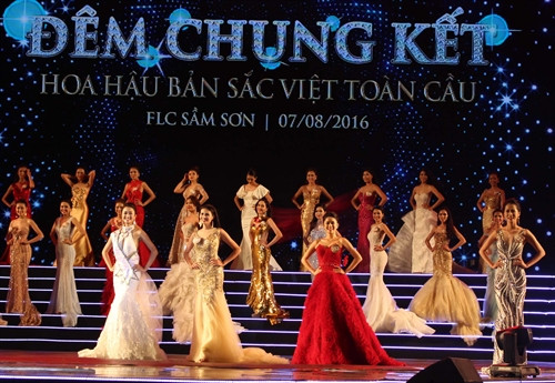 Các thí sinh trình diễn trang phục dạ hội. Ảnh : Trịnh Duy Hưng- TTXVN