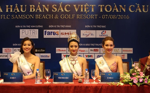 Hoa hậu Trần Thị Thu Ngân và các Á hậu tại buổi họp báo. Ảnh : Trịnh Duy Hưng- TTXVN