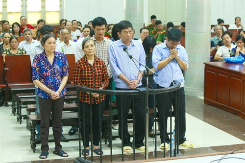 Bị cáo Lâm Phúc Hùng (đứng hàng đầu thứ 2 từ phải sang) cùng 8 bị cáo nghe tòa tuyên án. Ảnh: Doãn Tấn – TTXVN Bị cáo Lâm Phúc Hùng (đứng hàng đầu thứ 2 từ phải sang) cùng 8 bị cáo nghe tòa tuyên án. Ảnh: Doãn Tấn – TTXVN