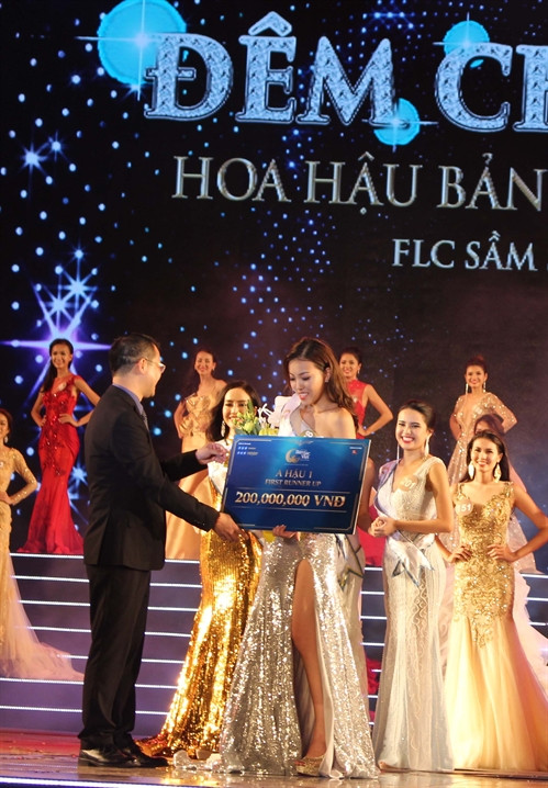 Ban tổ chức trao danh hiệu Á hậu 1 cho Phạm Thúy Hằng. Ảnh: Trịnh Duy Hưng – TTXVN