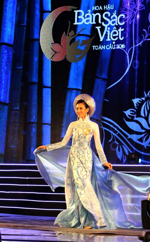 Thí sinh trình diễn phần thi áo dài. Ảnh: Trịnh Duy Hưng – TTXVN