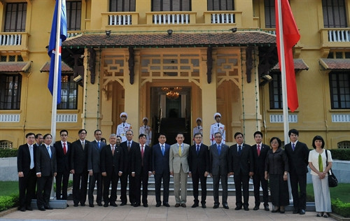 Các đại biểu dự Lễ Thượng cờ. Ảnh: Nguyễn Khang – TTXVN