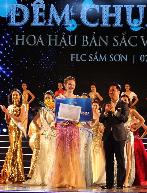 Ban tổ chức trao danh hiệu Á hậu 2 cho Võ Quỳnh Giao. Ảnh: Trịnh Duy Hưng – TTXVN