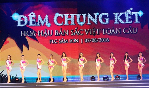 Các thí sinh trình diễn phần thi áo tắm. Ảnh : Trịnh Duy Hưng- TTXVN