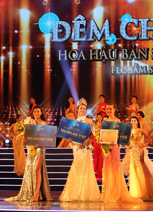 Thí sinh Trần Thị Thu Ngân (giữa) đăng quang ngôi vị Hoa hậu Bản sắc Việt toàn cầu 2016. Các danh hiệu Á hậu 1, Á hậu 2 lần lượt được trao cho thí sinh Phạm Thúy Hằng (đến từ Đức) và Võ Quỳnh Giao (đến từ Mỹ). Ảnh : Trịnh Duy Hưng- TTXVN