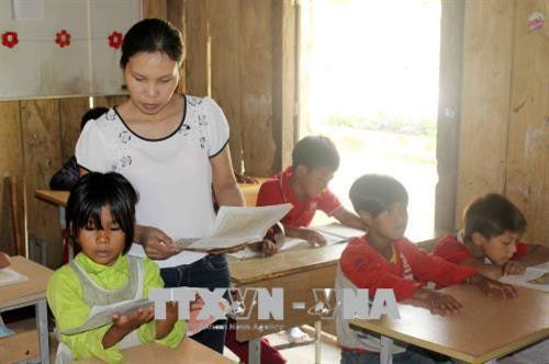 Giờ học môn Tiếng Việt của các em học sinh trường Phổ thông dân tộc bán trú Tiểu học Bum Tở (sáp nhập từ trường Tiểu học Bum Tở 1 và Bum Tở 2). Ảnh: Công Tuyên - TTXVN Giờ học môn Tiếng Việt của các em học sinh trường Phổ thông dân tộc bán trú Tiểu học Bum Tở (sáp nhập từ trường Tiểu học Bum Tở 1 và Bum Tở 2). Ảnh: Công Tuyên - TTXVN