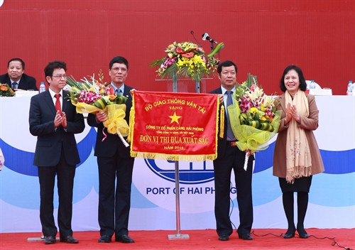 Sáng 1/1/2016, tại Chi nhánh Cảng Hoàng Diệu, Công ty cổ phần Cảng Hải Phòng tổ chức Lễ ra quân đầu năm và đón mã hàng đầu tiên trong năm mới 2016. Năm 2015, tổng sản lượng hàng hóa thông qua cảng của Công ty cổ phần Cảng Hải Phòng đạt khoảng 32 triệu tấn chiếm 45% thị phần hàng hóa qua khu vực Hải Phòng. Trong ảnh: Công ty cổ phần Cảng Hải Phòng đón nhận Cờ thi đua xuất sắc của Bộ Giao thông vận tải. Ảnh: Lâm Khánh – TTXVN Sáng 1/1/2016, tại Chi nhánh Cảng Hoàng Diệu, Công ty cổ phần Cảng Hải Phòng tổ chức Lễ ra quân đầu năm và đón mã hàng đầu tiên trong năm mới 2016. Năm 2015, tổng sản lượng hàng hóa thông qua cảng của Công ty cổ phần Cảng Hải Phòng đạt khoảng 32 triệu tấn chiếm 45% thị phần hàng hóa qua khu vực Hải Phòng. Trong ảnh: Công ty cổ phần Cảng Hải Phòng đón nhận Cờ thi đua xuất sắc của Bộ Giao thông vận tải. Ảnh: Lâm Khánh – TTXVN