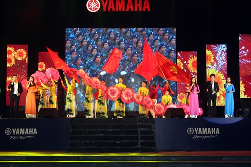 Tối 31/12, tại Quảng trường Hồ Chí Minh, Thành phố Vinh (Nghệ An) UBND tỉnh Nghệ An đã phối hợp với Nhà hát Ca Múa nhạc nhẹ Việt Nam, Công ty Yamaha Motor Việt Nam tổ chức chương trình nghệ thuật đặc biệt Chào năm mới 2016 với chủ đề “Hào khí Sông Lam”.