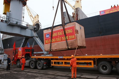 Sáng 1/1/2016, tại Chi nhánh Cảng Hoàng Diệu, Công ty cổ phần Cảng Hải Phòng tổ chức Lễ ra quân đầu năm và đón mã hàng đầu tiên trong năm mới 2016. Năm 2015, tổng sản lượng hàng hóa thông qua cảng của Công ty cổ phần Cảng Hải Phòng đạt khoảng 32 triệu tấn chiếm 45% thị phần hàng hóa qua khu vực Hải Phòng. Trong ảnh: Lễ đón mã hàng đầu tiên năm 2016 qua cảng Hải Phòng. Ảnh: Lâm Khánh – TTXVN Sáng 1/1/2016, tại Chi nhánh Cảng Hoàng Diệu, Công ty cổ phần Cảng Hải Phòng tổ chức Lễ ra quân đầu năm và đón mã hàng đầu tiên trong năm mới 2016. Năm 2015, tổng sản lượng hàng hóa thông qua cảng của Công ty cổ phần Cảng Hải Phòng đạt khoảng 32 triệu tấn chiếm 45% thị phần hàng hóa qua khu vực Hải Phòng. Trong ảnh: Lễ đón mã hàng đầu tiên năm 2016 qua cảng Hải Phòng. Ảnh: Lâm Khánh – TTXVN