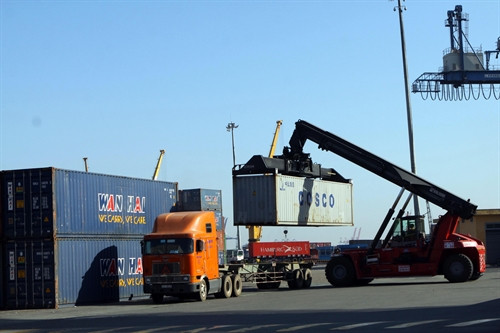 Ngày 1/1/2016, tại cảng Cát Lái -Thành phố Hồ Chí Minh, Đại diện Phòng Chính trị Tổng Công ty Tân Cảng Sài Gòn thuộc Quân chủng Hải quân cho biết: Năm 2015, Sản lượng container thông qua Tổng Công ty đạt 71,4 triệu tấn, tăng 12,89% so với năm 2014, đạt 100,34% kế hoạch 2015.Trong ảnh : Bốc dỡ hàng hóa tại cảng Cát Lái đầu năm 2016. Ảnh : Hoàng Hải-TTXVN Ngày 1/1/2016, tại cảng Cát Lái -Thành phố Hồ Chí Minh, Đại diện Phòng Chính trị Tổng Công ty Tân Cảng Sài Gòn thuộc Quân chủng Hải quân cho biết: Năm 2015, Sản lượng container thông qua Tổng Công ty đạt 71,4 triệu tấn, tăng 12,89% so với năm 2014, đạt 100,34% kế hoạch 2015.Trong ảnh : Bốc dỡ hàng hóa tại cảng Cát Lái đầu năm 2016. Ảnh : Hoàng Hải-TTXVN