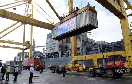 Sáng 1/1/2016, tại Xí nghiệp Cảng Tiên Sa, Công ty cổ phần Cảng Đà Nẵng tổ chức Lễ đón tấn hàng đầu năm 2016 và công bố tấn hàng thứ 6,4 triệu thông qua Cảng trong năm 2015. Ảnh: Đinh Văn Nhiều –TTXVN Sáng 1/1/2016, tại Xí nghiệp Cảng Tiên Sa, Công ty cổ phần Cảng Đà Nẵng tổ chức Lễ đón tấn hàng đầu năm 2016 và công bố tấn hàng thứ 6,4 triệu thông qua Cảng trong năm 2015. Ảnh: Đinh Văn Nhiều –TTXVN