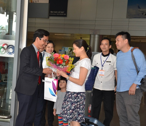 Sáng 1/1/2016, tại Sân bay quốc tế Đà Nẵng, Sở Văn hóa Thể thao và Du lịch Đà Nẵng tổ chức Lễ đón 180 khách du lịch quốc tế đầu tiên đến thành phố Đà Nẵng trong năm mới 2016. Trong ảnh: Đại diện lãnh đạo Sở Văn hóa Thể thao và Du lịch thành phố Đà Nẵng (trái) tặng hoa đón khách du lịch đầu tiên trong năm mới 2016. Ảnh: Đinh Văn Nhiều –TTXVN Sáng 1/1/2016, tại Sân bay quốc tế Đà Nẵng, Sở Văn hóa Thể thao và Du lịch Đà Nẵng tổ chức Lễ đón 180 khách du lịch quốc tế đầu tiên đến thành phố Đà Nẵng trong năm mới 2016. Trong ảnh: Đại diện lãnh đạo Sở Văn hóa Thể thao và Du lịch thành phố Đà Nẵng (trái) tặng hoa đón khách du lịch đầu tiên trong năm mới 2016. Ảnh: Đinh Văn Nhiều –TTXVN