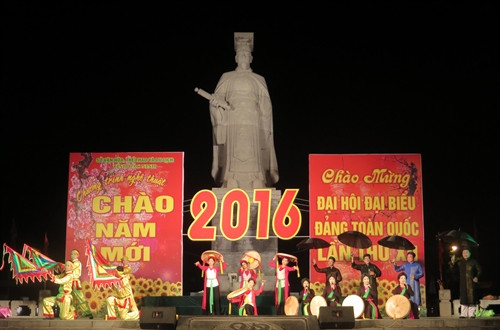 Tối 31/12, tại Tượng đài Lý Thái Tổ, thành phố Bắc Ninh, Sở Văn hóa, Thể thao và Du lịch tỉnh Bắc Ninh tổ chức chương trình nghệ thuật mừng Đảng, mừng xuân chào đón năm mới 2016.