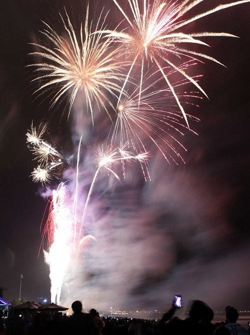 Đêm 31/12/2015, thành phố Đà Nẵng tổ chức bắn pháo hoa tầm cao trên bãi biển tại Công viên Biển Đông - Đà Nẵng để chào đón Năm mới 2016. Đây là lần đầu tiên thành phố Đà Nẵng tổ chức bắn pháo hoa trên bãi biển trong khoảng thời gian từ 21 giờ đến 21 giờ 10 hơn 550 quả pháo hoa đủ hình dáng, màu sắc được bắn từ 176 giàn pháo rực sáng trên bờ biển cùng người dân và du khách chào đón năm mới.