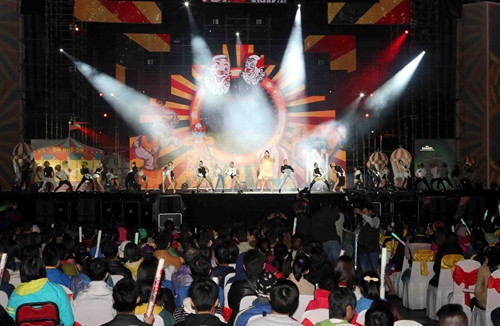 Đêm 31/12/2015, tại Quảng trường 29/3 thành phố Đà Nẵng diễn ra Chương trình Lễ hội đếm ngược “ Chào năm mới 2016 - Special Countdown Party” với nhiều hoạt động văn hóa nghệ thuật hấp dẫn như: biểu diễn ca múa nhạc đón xuân, trình diễn DJ sôi động, trình diễn ánh sáng laser và đếm ngược thời khắc chuyển giao sang năm mới 2016. Trong ảnh: Quang cảnh lễ hội đếm ngược chào năm mới 2016 tại Đà Nẵng. Ảnh: Trần Lê Lâm – TTXVN