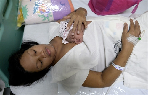 Em bé có tên Kashmir con của cô Mary Anne Mansilla, 27 tuổi, được xác định ra đời vào lúc 12:01 trong ngày đầu tiên của năm mới tại một bệnh viện ở thủ đô Manila. AFP-TTXVN Em bé có tên Kashmir con của cô Mary Anne Mansilla, 27 tuổi, được xác định ra đời vào lúc 12:01 trong ngày đầu tiên của năm mới tại một bệnh viện ở thủ đô Manila. AFP-TTXVN