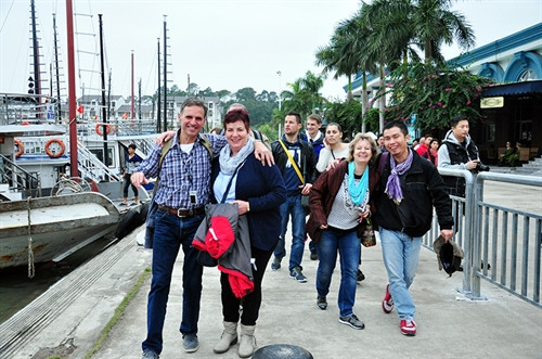 Đến 12 giờ, ngày 1/1/2016, Cơ quan Cảng vụ đường thủy nội địa tỉnh Quảng Ninh đã cấp phép cho 275 tàu du lịch xuất bến đưa 4.800 khách tham quan Vịnh Hạ Long qua Cảng tàu khách quốc tế Tuần Châu (Quảng Ninh).Công tác đón tiếp hành khách, bố trí phương tiện được chuẩn bị chu đáo, mọi hoạt động tại cảng diễn ra an toàn, thuận. Trong ảnh: Khách du lịch quốc tế tham quan Vịnh Hạ Long vào ngày đầu năm mới 2016. Ảnh :Nguyễn Hoàng-TTXVNKhách du lịch quốc tế tham quan Vịnh Hạ Long vào ngày đầu năm mới 2016. Ảnh :Nguyễn Hoàng-TTXVN Đến 12 giờ, ngày 1/1/2016, Cơ quan Cảng vụ đường thủy nội địa tỉnh Quảng Ninh đã cấp phép cho 275 tàu du lịch xuất bến đưa 4.800 khách tham quan Vịnh Hạ Long qua Cảng tàu khách quốc tế Tuần Châu (Quảng Ninh).Công tác đón tiếp hành khách, bố trí phương tiện được chuẩn bị chu đáo, mọi hoạt động tại cảng diễn ra an toàn, thuận. Trong ảnh: Khách du lịch quốc tế tham quan Vịnh Hạ Long vào ngày đầu năm mới 2016. Ảnh :Nguyễn Hoàng-TTXVNKhách du lịch quốc tế tham quan Vịnh Hạ Long vào ngày đầu năm mới 2016. Ảnh :Nguyễn Hoàng-TTXVN