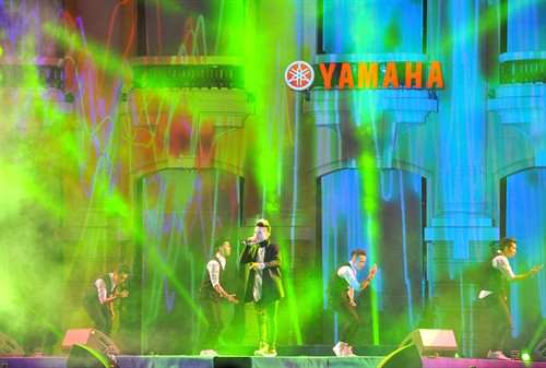 Chương trình nghệ thuật đặc sắc chào đón năm mới tại Quảng trường Cách mạng tháng Tám ở Thủ đô Hà Nội, tối 31/12/2015. Ảnh: Minh Đức- TTXVN Chương trình nghệ thuật đặc sắc chào đón năm mới tại Quảng trường Cách mạng tháng Tám ở Thủ đô Hà Nội, tối 31/12/2015. Ảnh: Minh Đức- TTXVN