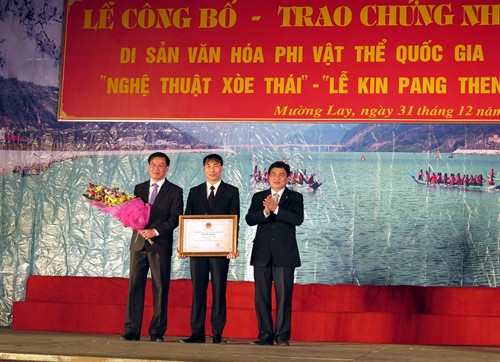 Đại diện lãnh đạo thị xã Mường Lay đón nhận Bằng di sản văn hóa phi vật thể cấp quốc gia “Nghệ thuật xòe Thái” và “Lễ Kin pang Then”. Ảnh: Chu Quốc Hùng- TTXVN Đại diện lãnh đạo thị xã Mường Lay đón nhận Bằng di sản văn hóa phi vật thể cấp quốc gia “Nghệ thuật xòe Thái” và “Lễ Kin pang Then”. Ảnh: Chu Quốc Hùng- TTXVN