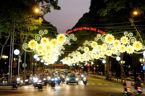 Từ 0h đến 0h 15 phút ngày 1/1/2016, TP. Hồ Chí Minh tổ chức bắn pháo hoa tầm cao tại khu vực đầu đường hầm sông Sài Gòn (phường Thủ Thiêm, quận 2) và bắn pháo hoa tầm thấp tại Công viên Văn hóa Đầm Sen (quận 11) chào đón năm mới 2016.