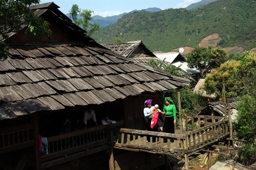 Một ngôi nhà sàn được làm bằng gỗ pơ mu ở xã Ngọc Chiến.