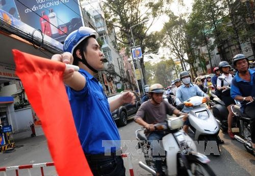 Các thanh niên tình nguyện tham gia điều phối giao thông tại ngã tư Trần Hưng Đạo – Nguyễn Văn Cừ, Quận 5, Thành phố Hồ Chí Minh Ảnh: An Hiếu - TTXVN Các thanh niên tình nguyện tham gia điều phối giao thông tại ngã tư Trần Hưng Đạo – Nguyễn Văn Cừ, Quận 5, Thành phố Hồ Chí Minh Ảnh: An Hiếu - TTXVN