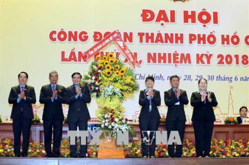 Chủ tịch Tổng Liên đoàn Lao động Việt Nam Bùi Văn Cường tặng hoa chúc mừng đại hội. Ảnh: Thanh Vũ – TTXVN Chủ tịch Tổng Liên đoàn Lao động Việt Nam Bùi Văn Cường tặng hoa chúc mừng đại hội. Ảnh: Thanh Vũ – TTXVN