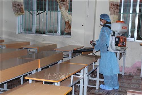 Nhân viên y tế tiêu trùng, khử độc tại các trường học. Ảnh: Chu Hiệu - TTXVN