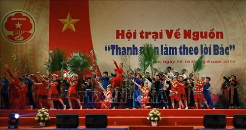 Văn nghệ chào mừng Hội trại về nguồn “Thanh niên làm theo lời Bác”. Ảnh: Nam Sương – TTXVN.