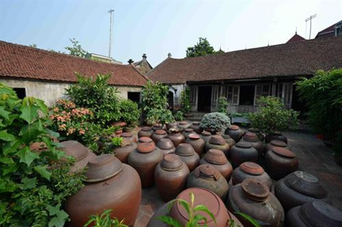 Những chiếc chum đựng tương trong sân nhà cổ của gia đình anh Hà Văn Huyến. Những chiếc chum đựng tương trong sân nhà cổ của gia đình anh Hà Văn Huyến.
