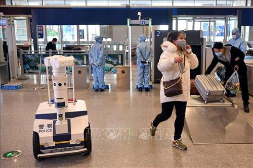 Robot được cảnh sát sử dụng để đo thân nhiệt tại nhà ga tàu hỏa ở Tây An, tỉnh Thiểm Tây, Trung Quốc ngày 14/2/2020. Ảnh: THX/TTXVN Robot được cảnh sát sử dụng để đo thân nhiệt tại nhà ga tàu hỏa ở Tây An, tỉnh Thiểm Tây, Trung Quốc ngày 14/2/2020. Ảnh: THX/TTXVN