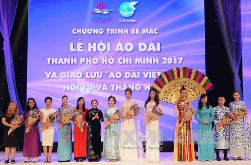 Lãnh đạo Thành phố Hồ chí Minh trao tặng hoa cho các tập thể và cá nhân tại chương trình. Ảnh: An Hiếu – TTXVN