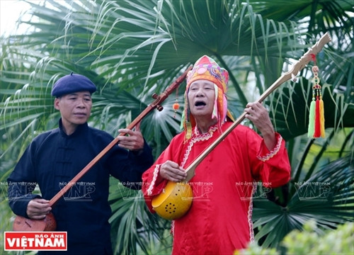 Nghệ nhân Hà Thuấn không chỉ sưu tầm nhiều bài Then cổ mà ông còn sáng tác nhiều bài Then theo lời mới.