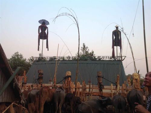 Nhà mồ làng kép Chư Păh