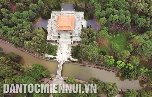 Khu lưu niệm Chủ tịch Tôn Đức Thắng được bao bọc bởi một vườn cây xanh gồm nhiều loại cây, hoa trái quen thuộc của vùng Nam Bộ. Ảnh: An Hiếu Khu lưu niệm Chủ tịch Tôn Đức Thắng được bao bọc bởi một vườn cây xanh gồm nhiều loại cây, hoa trái quen thuộc của vùng Nam Bộ. Ảnh: An Hiếu