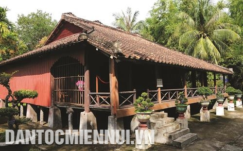 Ngôi nhà thời niên thiếu của Chủ tịch Tôn Đức Thắng được xây dựng theo kiểu nhà sàn truyền thống ở nông thôn Nam Bộ. Ảnh: An Hiếu Ngôi nhà thời niên thiếu của Chủ tịch Tôn Đức Thắng được xây dựng theo kiểu nhà sàn truyền thống ở nông thôn Nam Bộ. Ảnh: An Hiếu