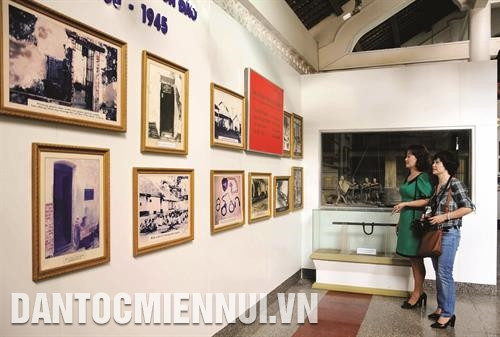 Du khách tham quan Nhà trưng bày. Ảnh: An Hiếu Du khách tham quan Nhà trưng bày. Ảnh: An Hiếu