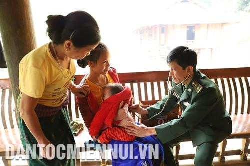 Bộ đội biên phòng Đồn Biên phòng Hạnh Dịch thăm khám, chăm sóc sức khỏe đồng bào dân tộc, góp phần xây dựng thế trận lòng dân. Ảnh: Nam Sương