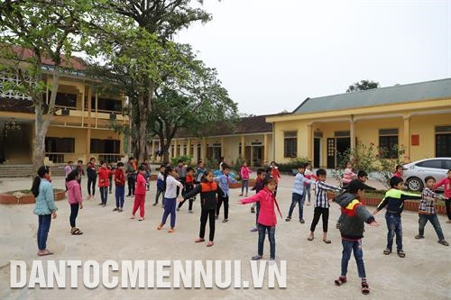Công tác giáo dục trên địa bàn huyện Quế Phong từng bước được nâng lên cả về chất lượng dạy và học. Trong ảnh: Giờ giáo dục thể chất của con em đồng bào dân tộc ở Trường tiểu học Hạnh Dịch. Ảnh: Nam Sương