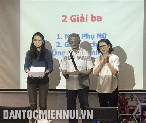 Đại diện Đường sách thành phố Hồ Chí Minh trao giải cho các gian hàng trang trí đẹp trong năm 2018. Ảnh: Thu Hương Đại diện Đường sách thành phố Hồ Chí Minh trao giải cho các gian hàng trang trí đẹp trong năm 2018. Ảnh: Thu Hương