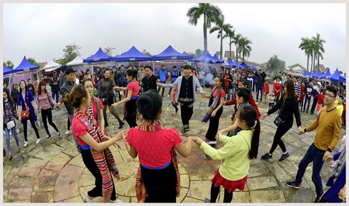 Các diễn viên và du khách tham gia vui văn nghệ tại Làng Văn hóa-Du lịch các dân tộc Việt Nam trong ngày đầu năm mới 2017