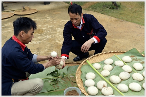 Làm bánh dầy chuẩn bi cho Lễ cúng tạ ơn cuối năm truyền thống của đồng bào Dao